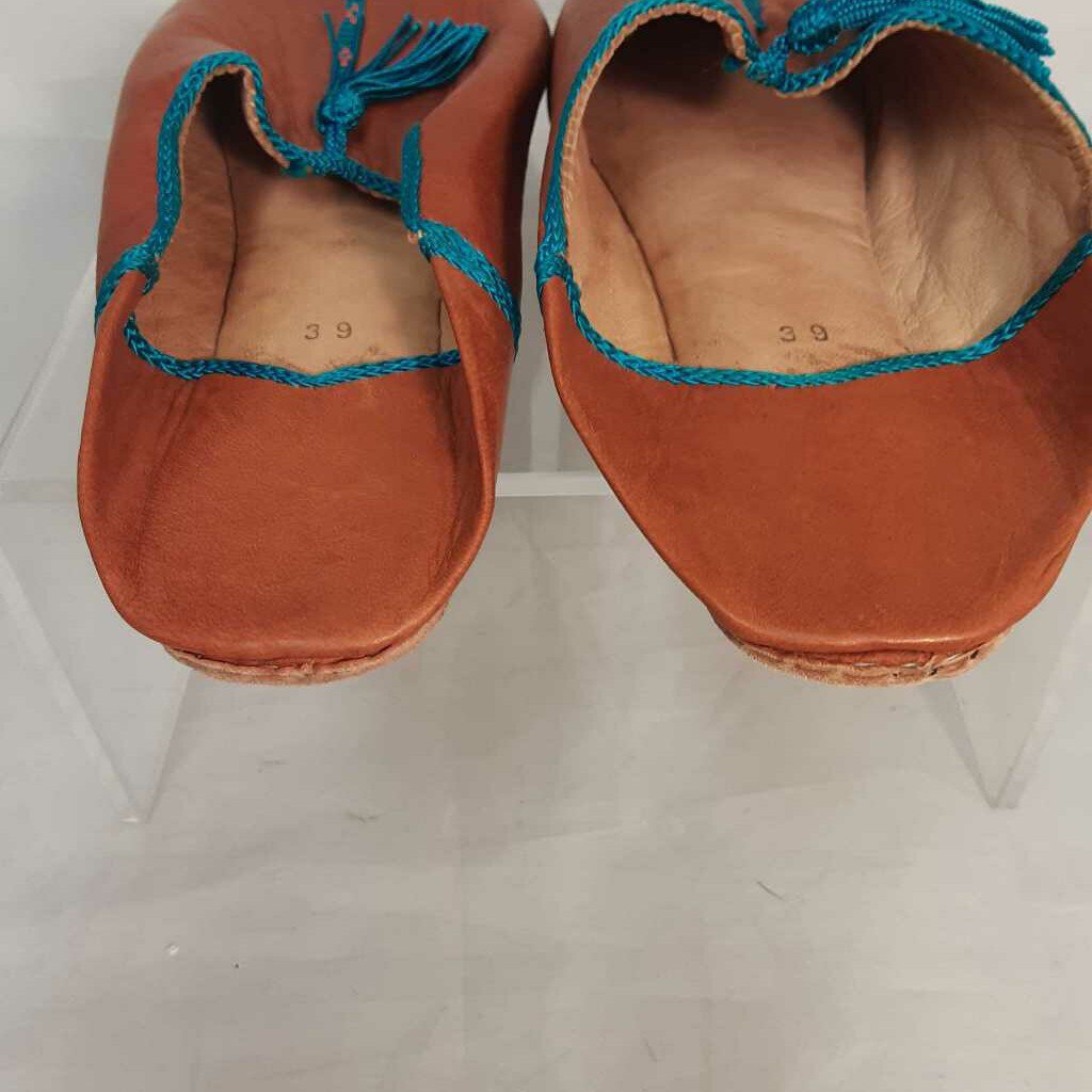 MARRAKESH SLIP ON HANDMADE SHOES TAN WITH BLUE TASSEL SIZE 7-7.5 TCC