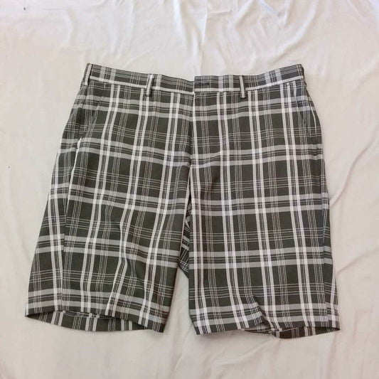 NWT MENS IZOD GOLF BLACK SHORTS SIZE 40 TCC