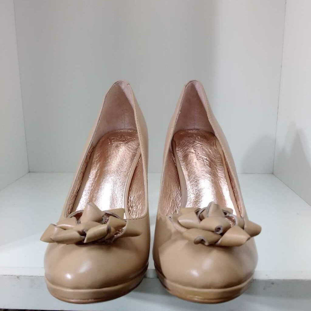 MISS ALBRIGHT TAN BOW HEELS NEW WITH BOX SIZE 7 WFD TCC